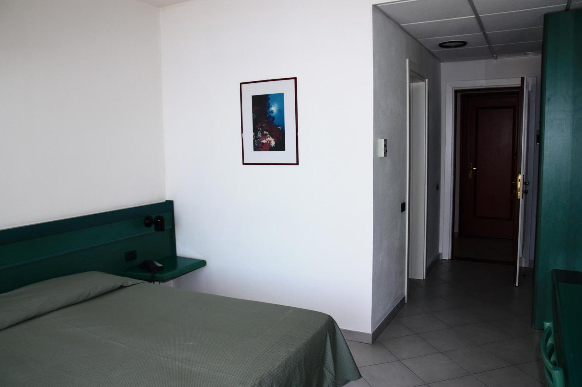 Hotel Miralonga La Maddalena  Exteriör bild