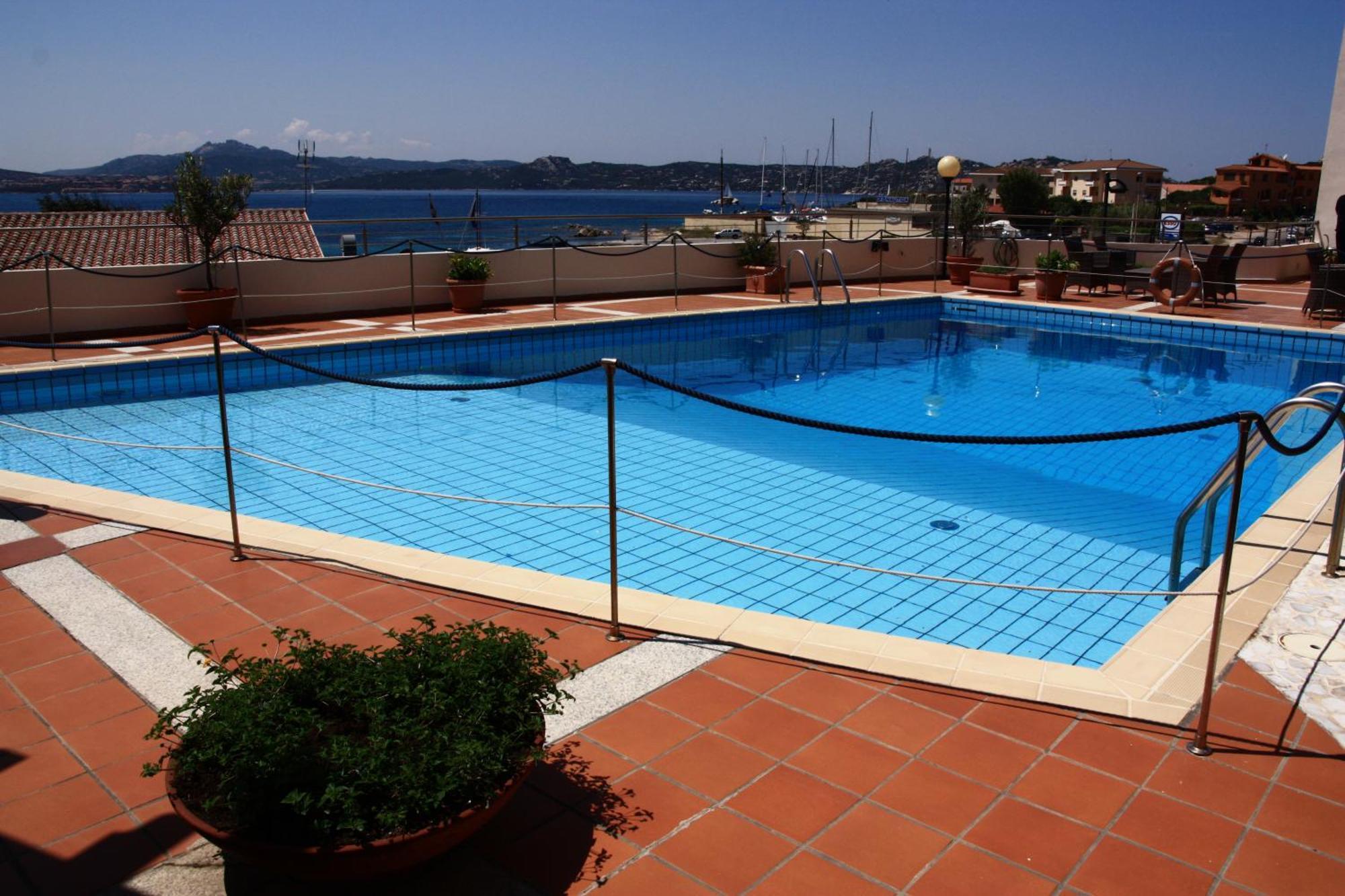 Hotel Miralonga La Maddalena  Exteriör bild
