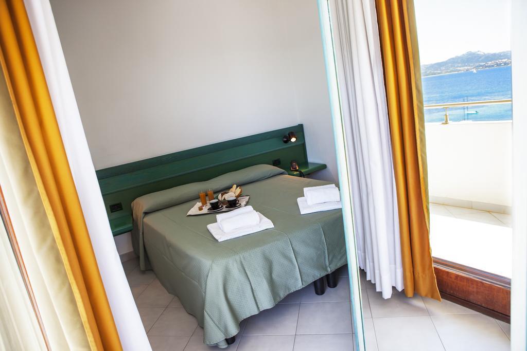 Hotel Miralonga La Maddalena  Rum bild