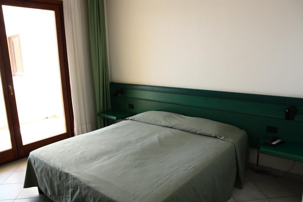 Hotel Miralonga La Maddalena  Exteriör bild