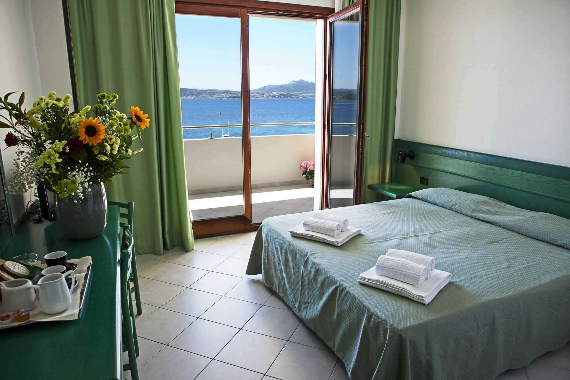 Hotel Miralonga La Maddalena  Exteriör bild